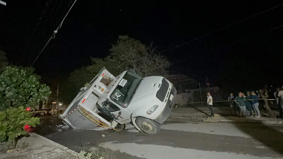 Camión recolector de basura cae en enorme socavón, trabajadores se llevan el susto de su vida Enrique Vargas (2)